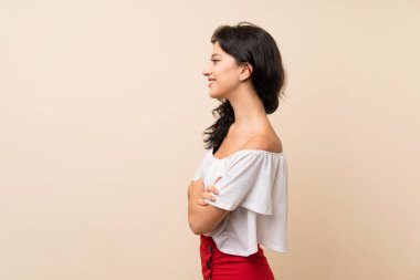 Yandan izole edilmiş genç bir kadın.