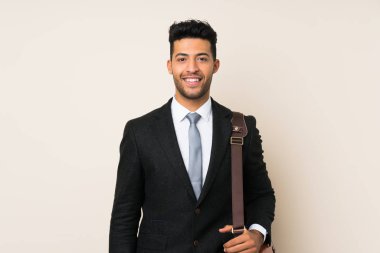 Izole arka plan üzerinde genç yakışıklı işadamı adam