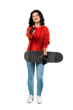 İzole edilmiş beyaz arka planda iyi bir şey olduğu için genç bir patenci kadının tam boy çekimi.