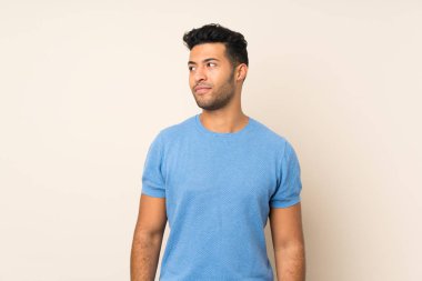 Tecrit edilmiş genç yakışıklı adam şüpheli hareketler yapıyor.