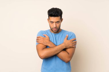 Izole arka plan donma üzerinde genç yakışıklı adam