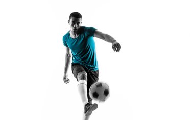 Izole beyaz arka plan üzerinde Afro Amerikan futbolcu adam
