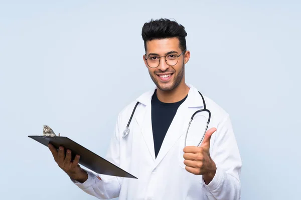 Joven doctor hombre sobre aislado azul pared —  Fotos de Stock