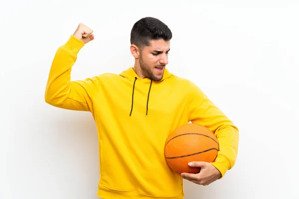 Pemuda Pemain Basket Tampan Atas Tembok Putih Yang Terisolasi Merayakan — Stok Foto
