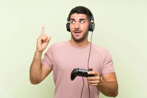 Joven Hombre Guapo Jugando Con Controlador Videojuegos Sobre Una Pared —  Fotos de Stock