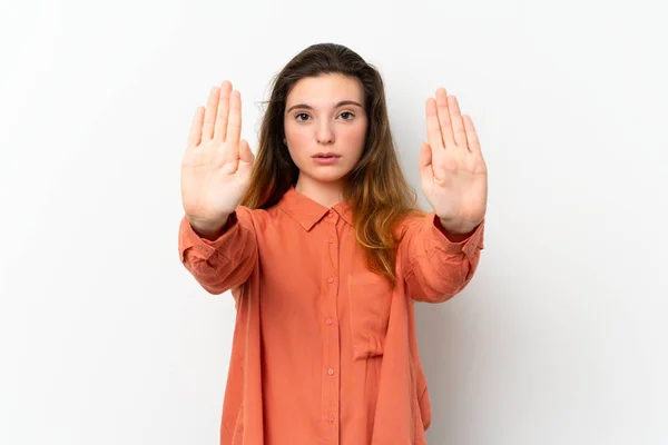 Mladá Brunetka Dívka Přes Izolované Bílé Pozadí Dělat Stop Gesto — Stock fotografie