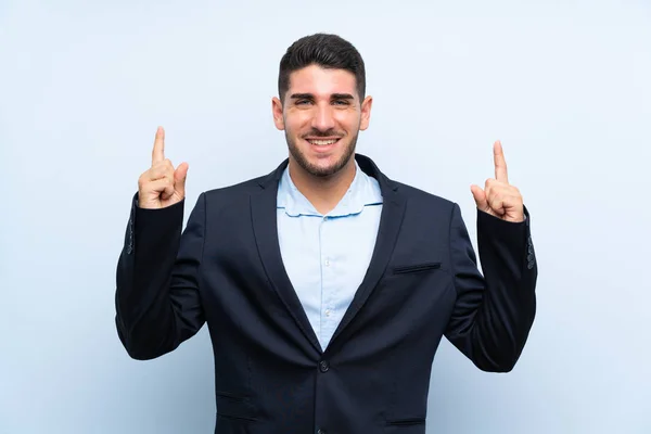 Hombre Guapo Sobre Fondo Azul Aislado Apuntando Una Gran Idea — Foto de Stock