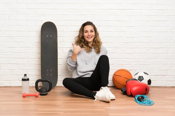 Jeune Femme Sportive Assise Sur Sol Faisant Geste Téléphonique — Photo