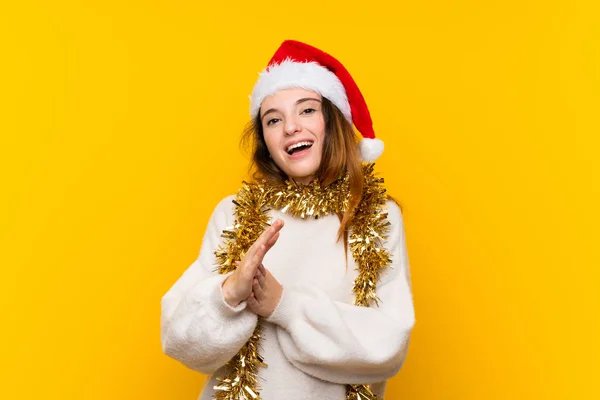 Chica Con Sombrero Navidad Sobre Fondo Amarillo Aislado Aplaudiendo —  Fotos de Stock