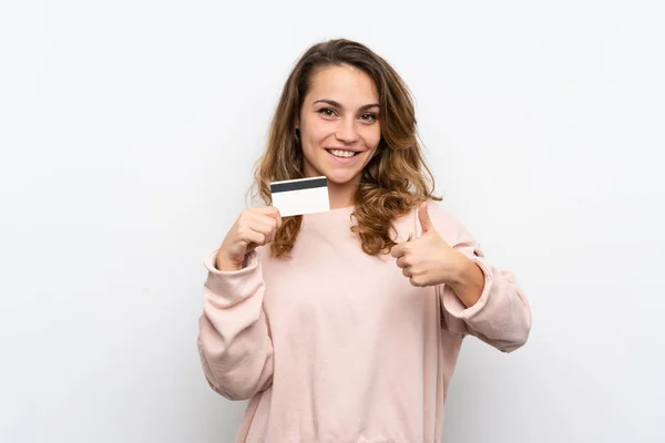 Mujer Rubia Joven Sosteniendo Una Tarjeta Crédito — Foto de Stock