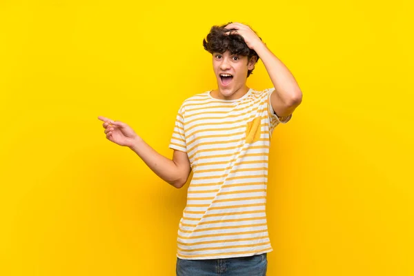 Young Man Isolated Yellow Wall Surprised Pointing Finger Side — Stock Photo, Image