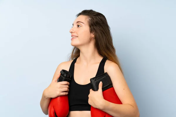 Chica morena joven con guantes de boxeo sobre fondo aislado —  Fotos de Stock