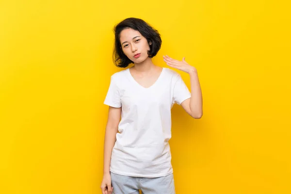 Aziatische Jonge Vrouw Geïsoleerde Gele Muur Met Vermoeide Zieke Uitdrukking — Stockfoto