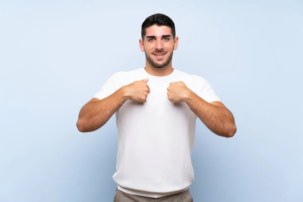 Caucásico Guapo Hombre Sobre Aislado Azul Fondo Con Sorpresa Facial —  Fotos de Stock