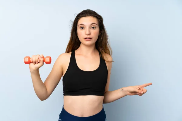 Mujer Deportiva Joven Con Levantamiento Pesas Sobre Fondo Azul Aislado —  Fotos de Stock