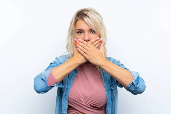 Giovane Donna Bionda Sfondo Bianco Isolato Che Copre Bocca Con — Foto Stock