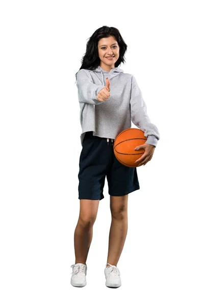 Повнометражний Знімок Молодої Жінки Яка Грає Баскетбол Великими Пальцями Вгору — стокове фото
