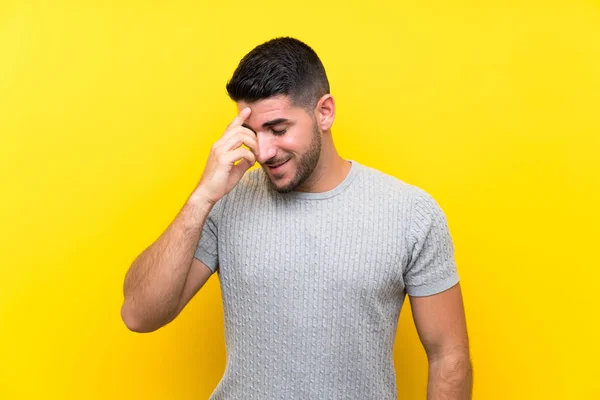 Genç Yakışıklı Adam Izole Edilmiş Sarı Arka Plan Gülüyor — Stok fotoğraf