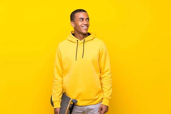 Uomo Pattinatore Afroamericano Guardando Alto Sorridendo — Foto Stock