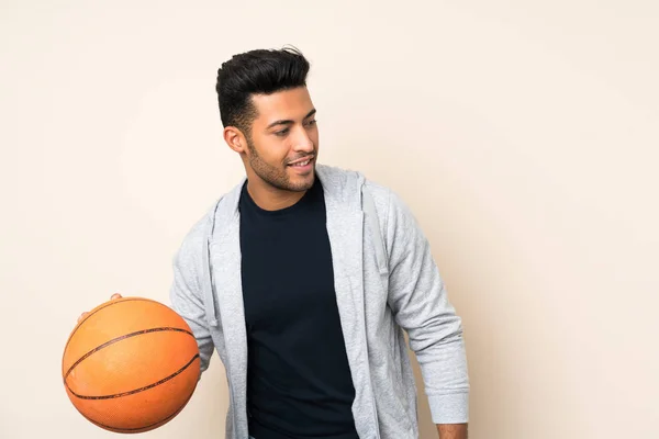 Молодий Красивий Чоловік Над Ізольованим Тлом Ячем Баскетболу — стокове фото