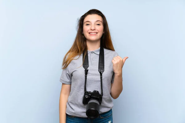 Junge Brünette Mädchen Über Isoliertem Blauem Hintergrund Mit Einer Professionellen — Stockfoto