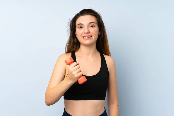 Joven Mujer Deportiva Con Levantamiento Pesas Sobre Fondo Azul Aislado —  Fotos de Stock