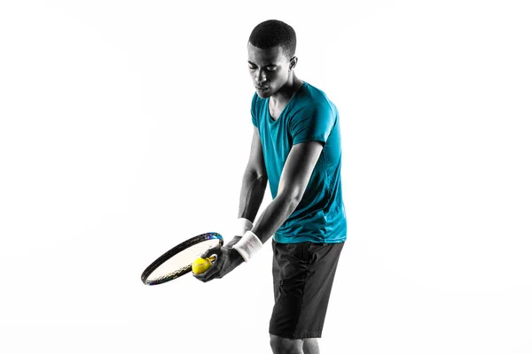 Afro jugador de tenis americano hombre sobre fondo blanco aislado —  Fotos de Stock