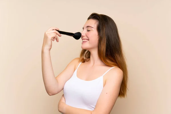 Menina Morena Nova Com Escova Maquiagem Sobre Fundo Isolado — Fotografia de Stock