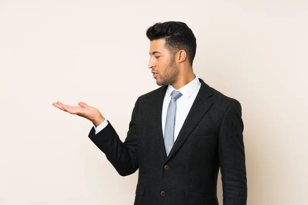 Joven Hombre Negocios Guapo Sobre Fondo Aislado Sosteniendo Espacio Copia — Foto de Stock