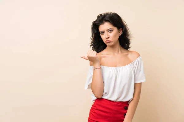 Jeune Femme Sur Fond Isolé Malheureux Pointant Vers Côté — Photo