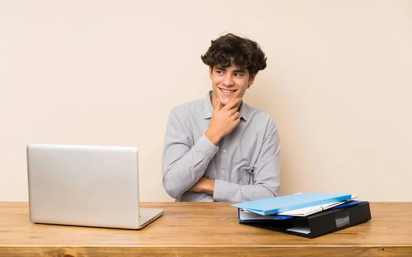 Jonge Student Man Met Een Laptop Zoek Naar Zijkant — Stockfoto