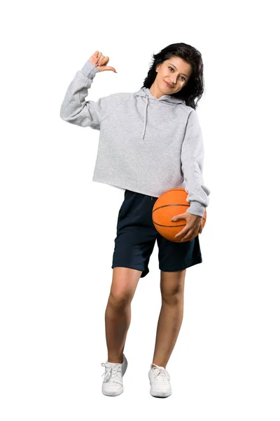 Pełnometrażowe Ujęcie Młodej Kobiety Grającej Koszykówkę Dumnej Zadowolonej Siebie Odizolowanym — Zdjęcie stockowe