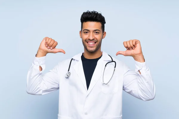 Joven Doctor Hombre Sobre Aislado Azul Pared Orgulloso Auto Satisfecho —  Fotos de Stock