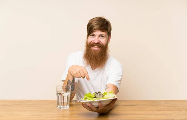 Gelukkig Roodharige Man Met Lange Baard Met Salade — Stockfoto