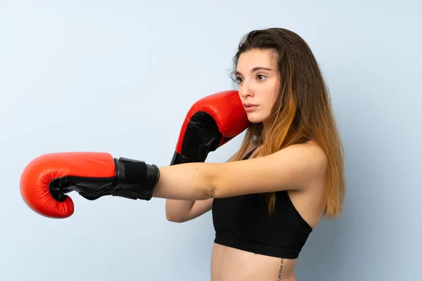 Jovem morena com luvas de boxe sobre fundo isolado — Fotografia de Stock