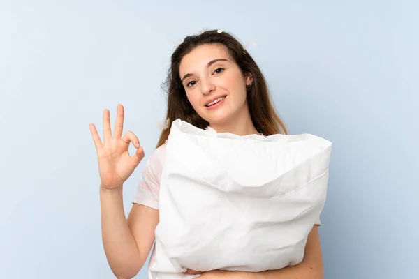 Mujer Joven Pijama Sobre Fondo Azul Aislado Mostrando Signo Aceptable — Foto de Stock