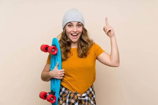 Jonge Skater Blonde Meisje Geïsoleerde Achtergrond Wijzend Een Geweldig Idee — Stockfoto