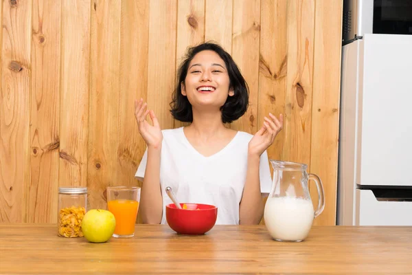 Asiatische Junge Frau Beim Frühstück Milch Lachen — Stockfoto