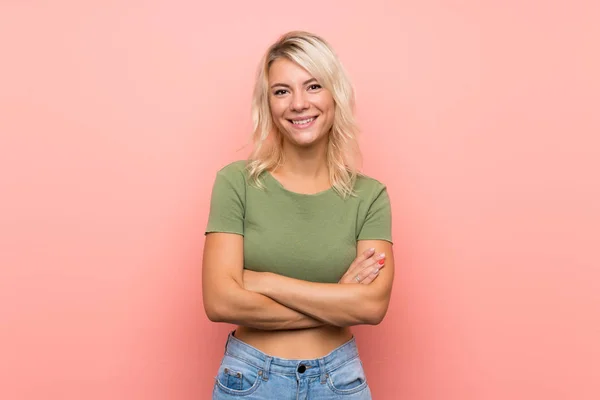 Mujer Rubia Joven Sobre Fondo Rosa Aislado Manteniendo Los Brazos — Foto de Stock