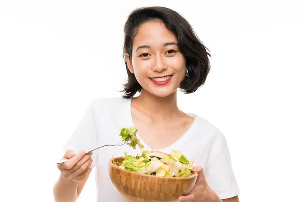 Azjatycka młoda kobieta na białym tle z sałatką — Zdjęcie stockowe
