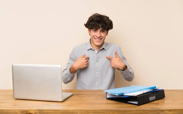 Giovane Studente Uomo Con Computer Portatile Con Espressione Facciale Sorpresa — Foto Stock