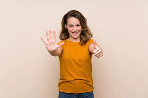 Junges Blondes Mädchen Über Isoliertem Hintergrund Das Mit Fingern Sechs — Stockfoto