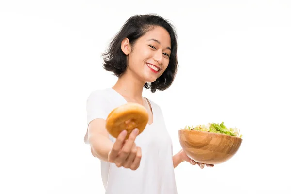 Asian młody kobieta na białym tle z Sałatka i pączek — Zdjęcie stockowe