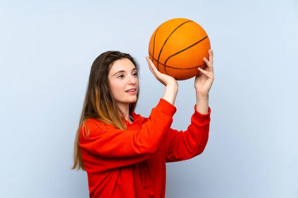 Jong Brunette Meisje Geïsoleerde Blauwe Achtergrond Met Bal Van Basketbal — Stockfoto
