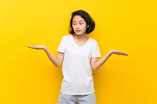 Ásia Jovem Mulher Mais Isolado Amarelo Parede Segurando Copyspace Com — Fotografia de Stock