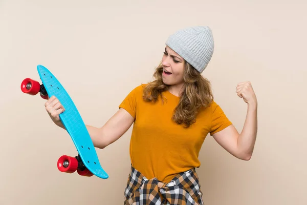 勝利を祝う孤立した背景の上に若いスケーターブロンドの女の子 — ストック写真