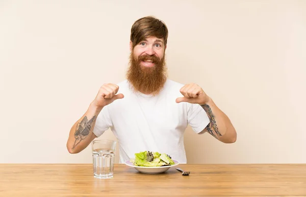 Roodharige Man Met Lange Baard Met Salade Trots Zelfvoldaan — Stockfoto