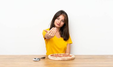 Pizzası olan beyaz bir kız gelmek için davet ediyor.