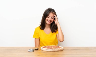 Bir pizza gülen beyaz kız