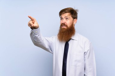 Uzun sakallı bir iş adamı, izole edilmiş arka planda şeffaf ekrana dokunuyor.